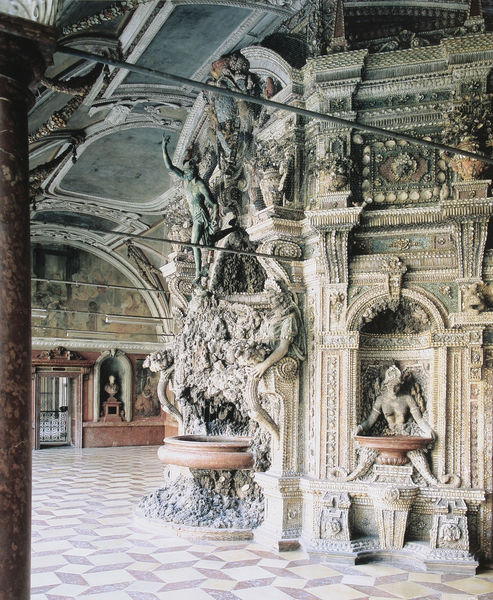 Grottenhalle nach der Restaurierung im heutigen Zustand