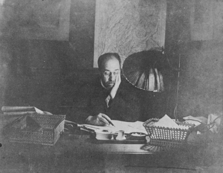 René des Gas am Lampenschirm