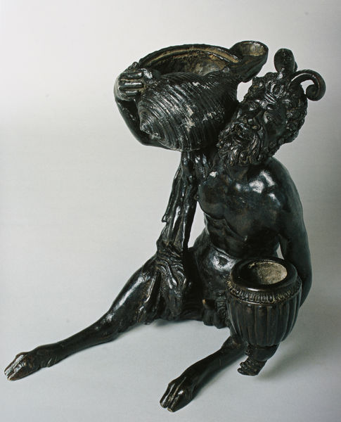 Sitzender Satyr mit einer Muschel