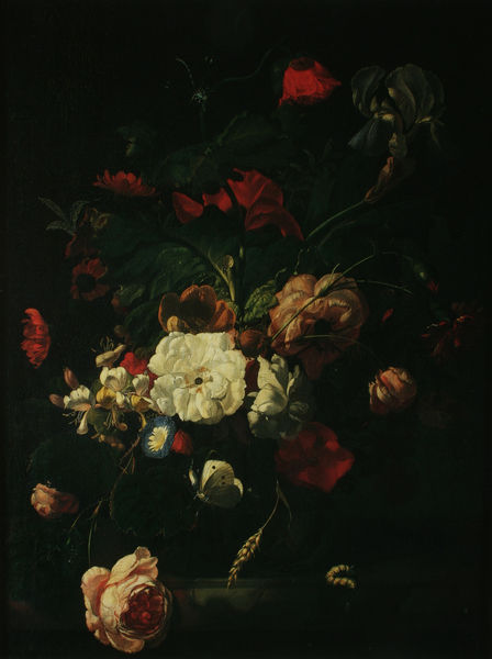 Blumenstrauß in einer bauchigen Flasche