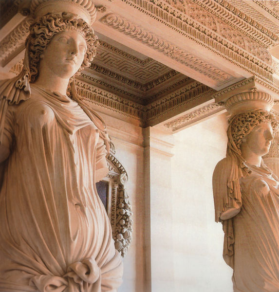 Karyatiden der Musiktribüne in der Salle des Caryatides