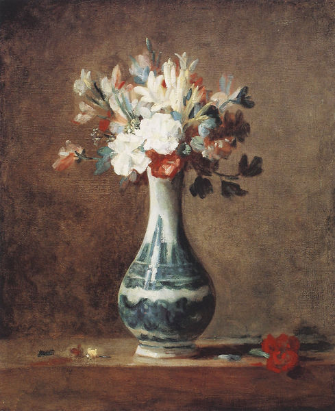 Ein Strauß Nelken, Nachthyazinthen und Gartenwicken in einer weißen Przellanvase mit blauen Motiven