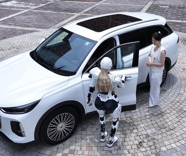 AiMOGA's Mornine Robot Opens Car Doors Autonomously