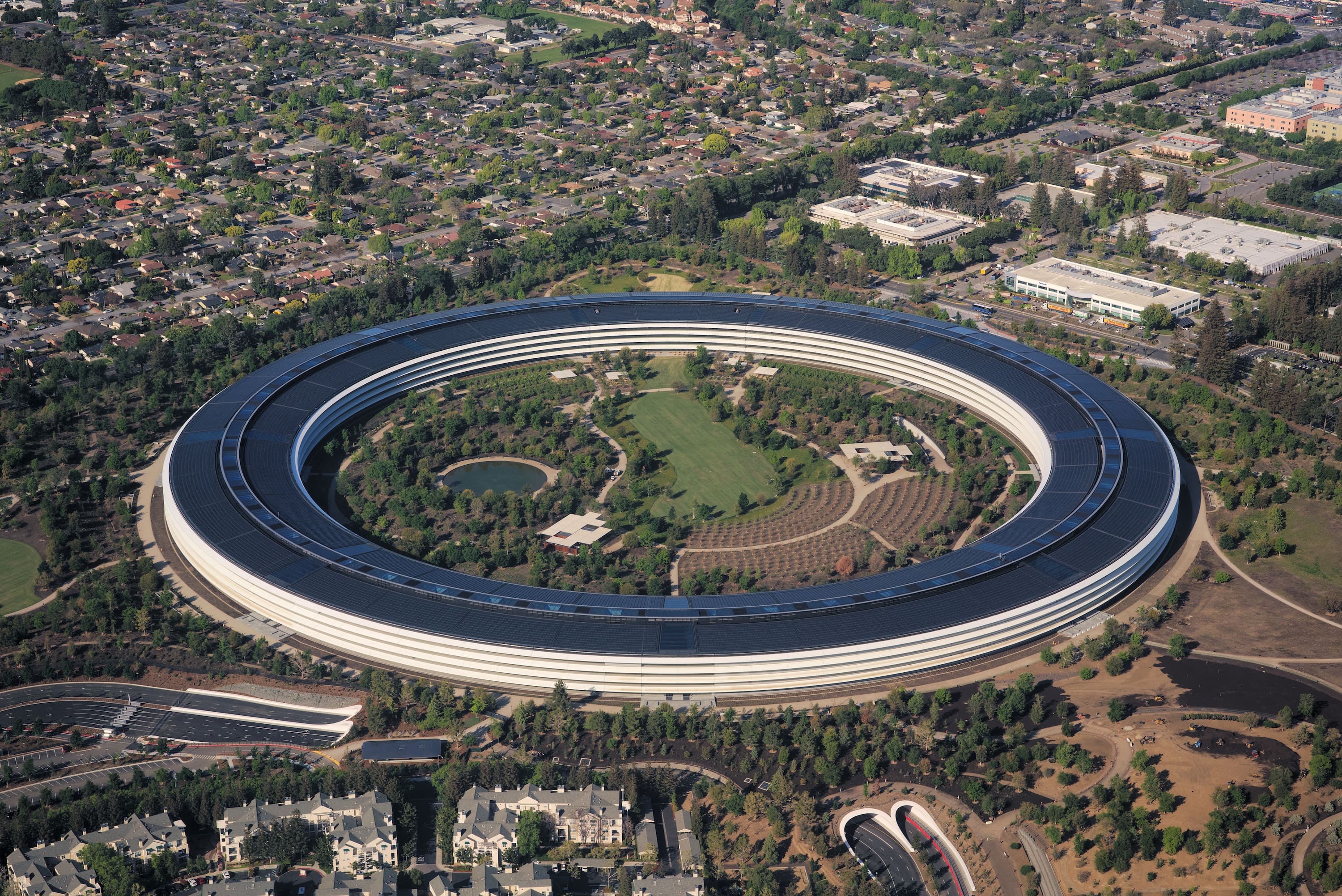 Apple Explores Acquisitions to Boost AI Server Chip Capabilities