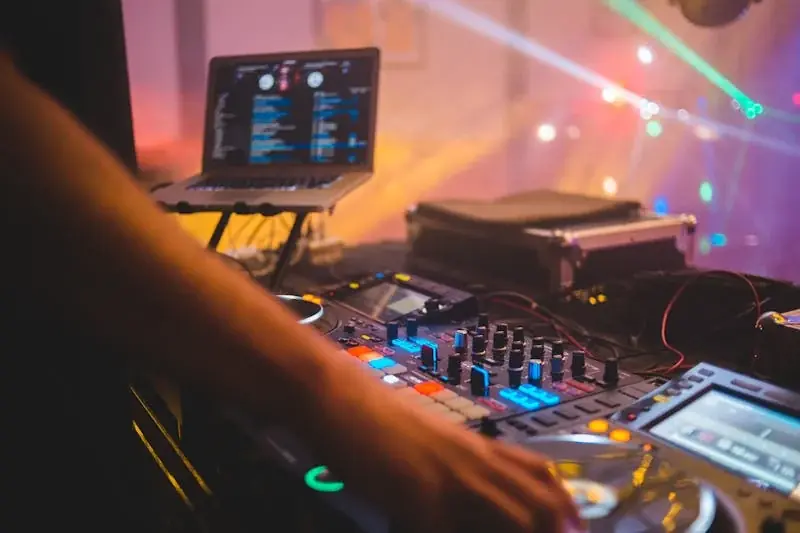 DJ till Bröllop: Skapa Den Perfekta Feststämningen-hero