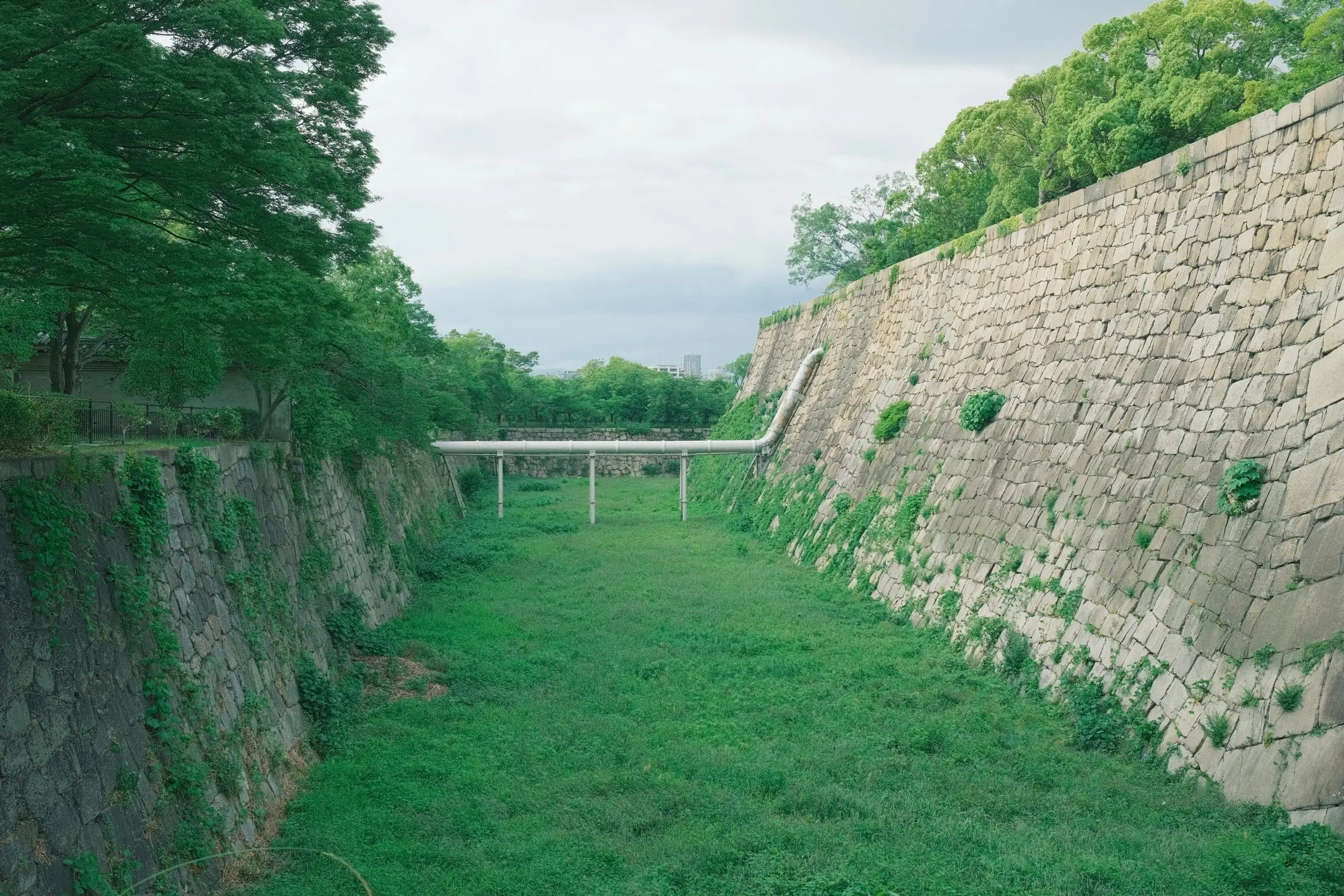 Photo: 2023-05-25_Modern-Pipes-at-Old-Castle.webp