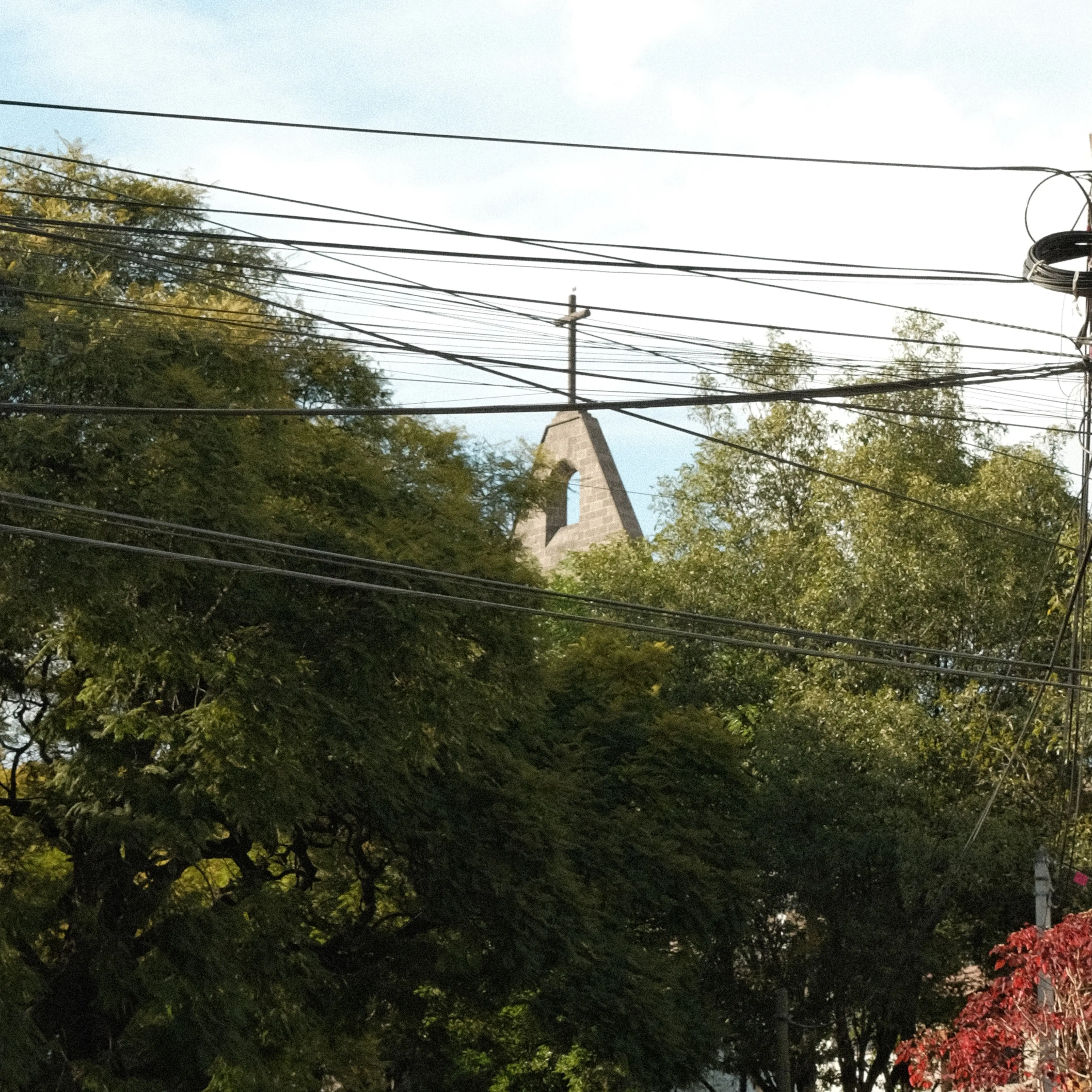 Photo: 2023-12-25_Wires-and-Cross.webp