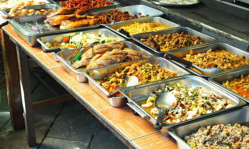 Fahsai Opens a Curry and Rice Shop