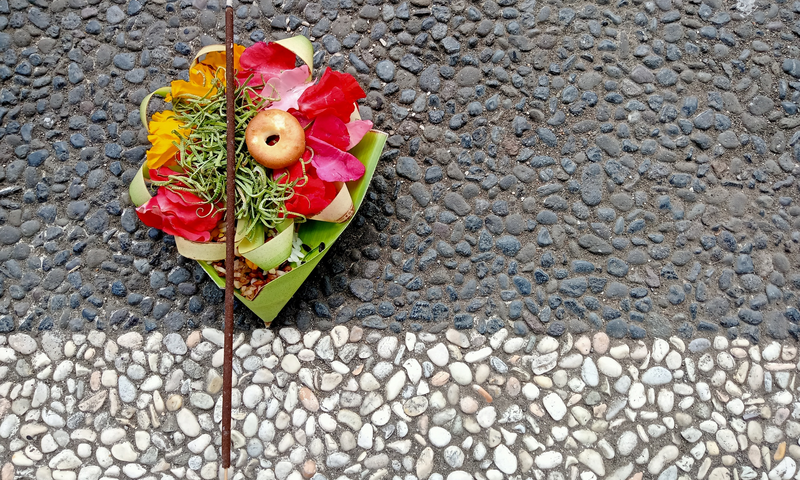 Floating Baskets of Food by the Road: Worshiping Spirits for Prosperity
