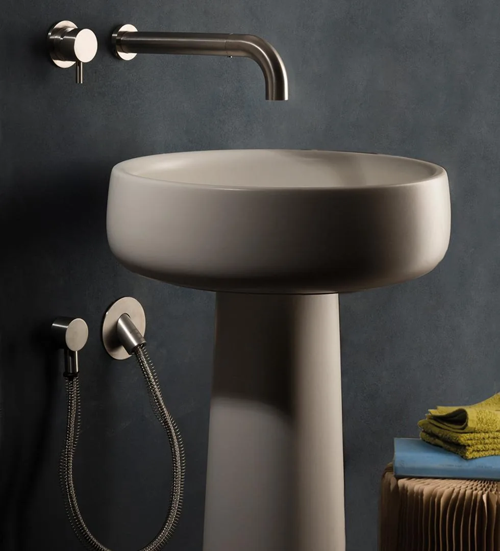 Approdo Wall Mounted Pull Out Spout Kitchen Set
